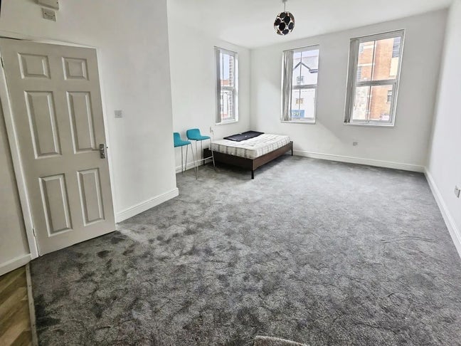 Studio flat available  Main Photo