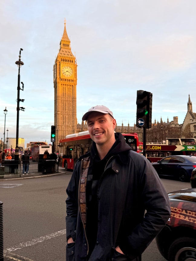 Professional seeking buddy for flatshare  Main Photo