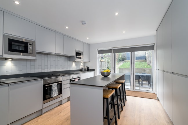 Double Ensuite (Zone 2) in Hi-Spec House w/garden Main Photo