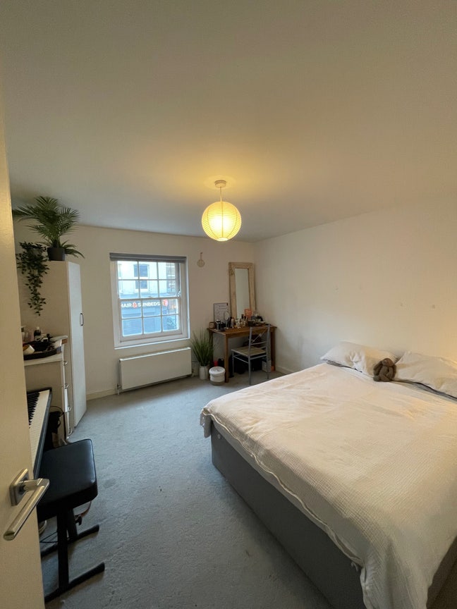 1 spacious double room in Bow / Mile End flat  Main Photo