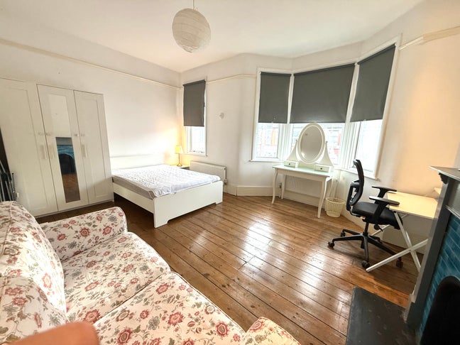 Master room just 2 min walk to EastHam Station Main Photo