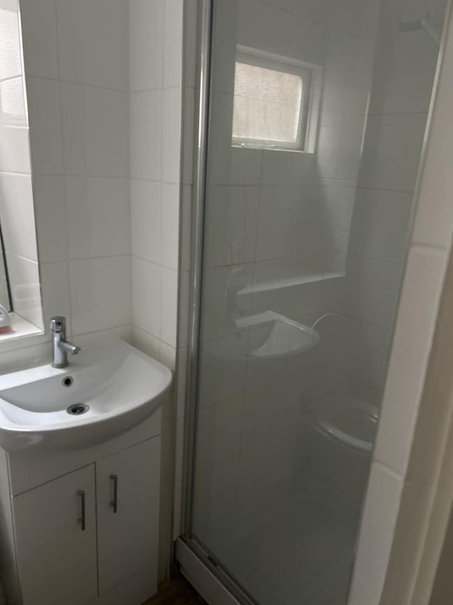 Room to rent, big spacious room with own bathroom. Main Photo