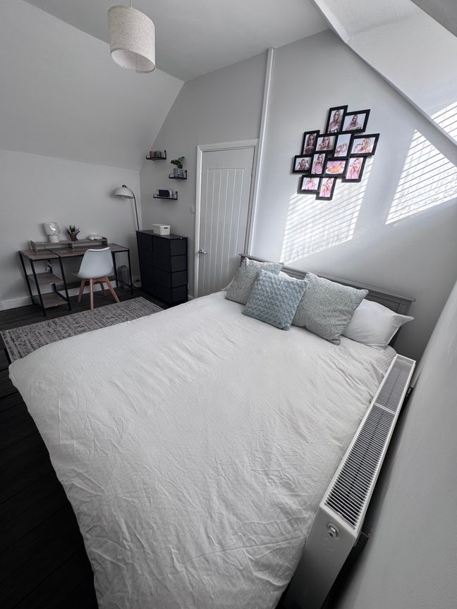 Self isolated King sized bedroom  Main Photo