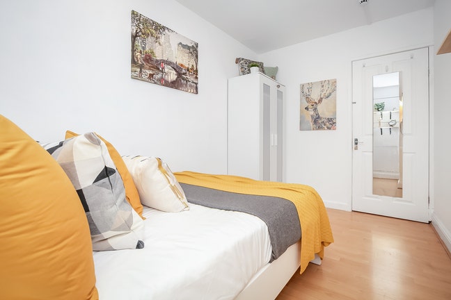 STRIKING Double Room in a Contemporary Flat Main Photo