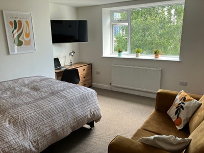 Luxury studio apartment city centre train station Main Photo