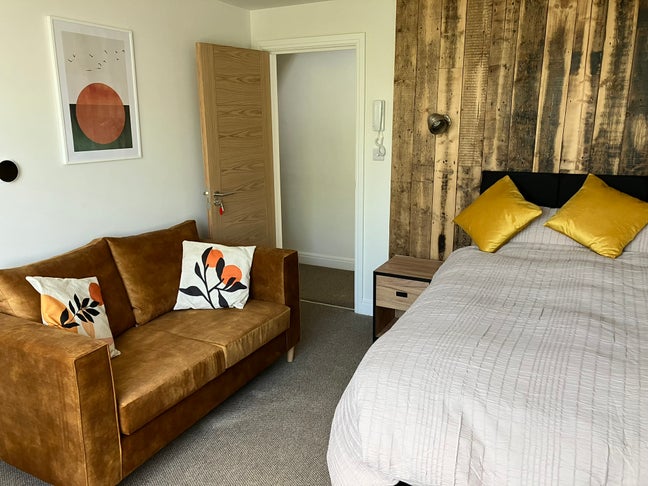 Luxury studio apartment by train station Main Photo