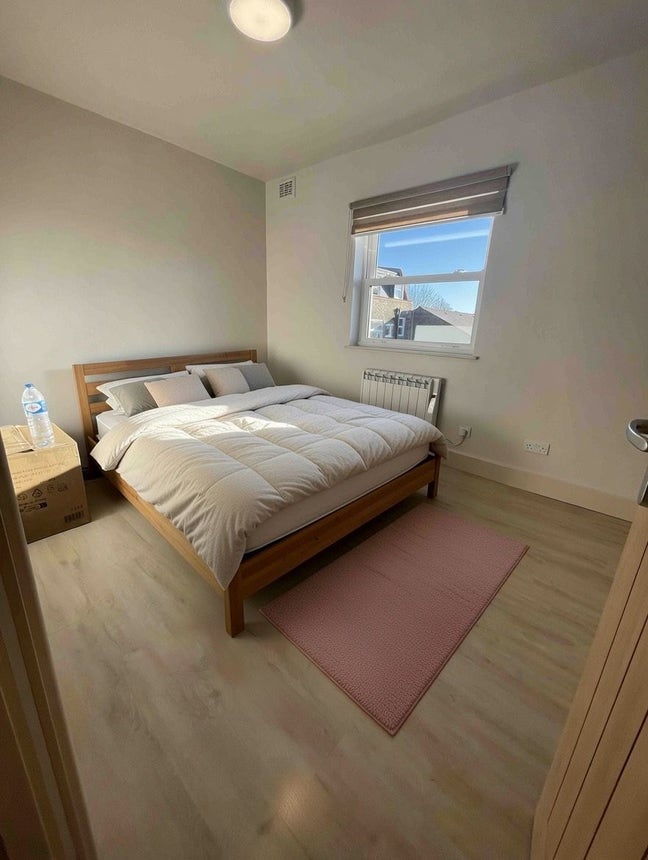 Neely Refurbished 3 Bedrooms, 2 Bathrooms Flat Main Photo