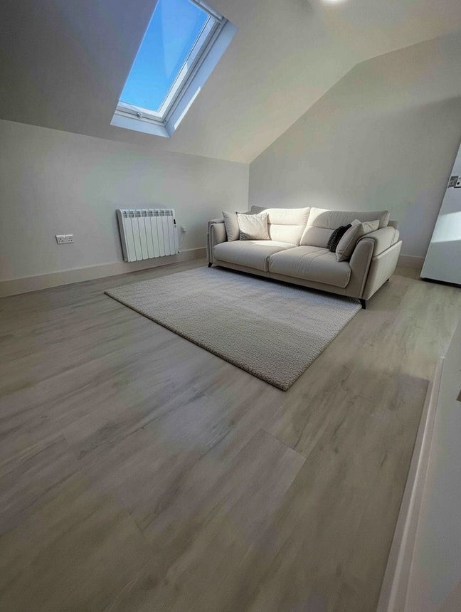 Newly Refurbished 3 Bedrooms, 2 Bathrooms Flat Main Photo