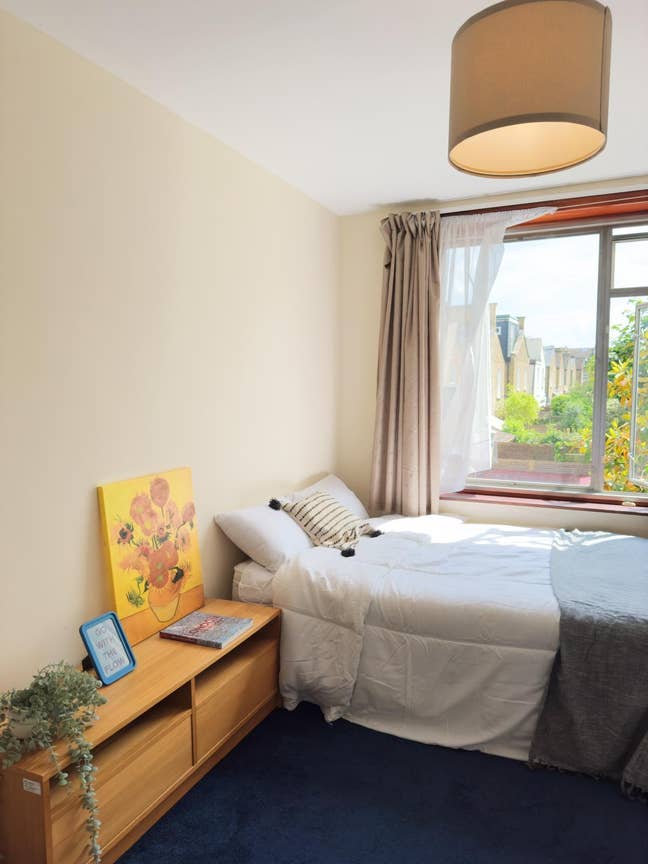 Home with master sized rooms in peaceful Balham Main Photo