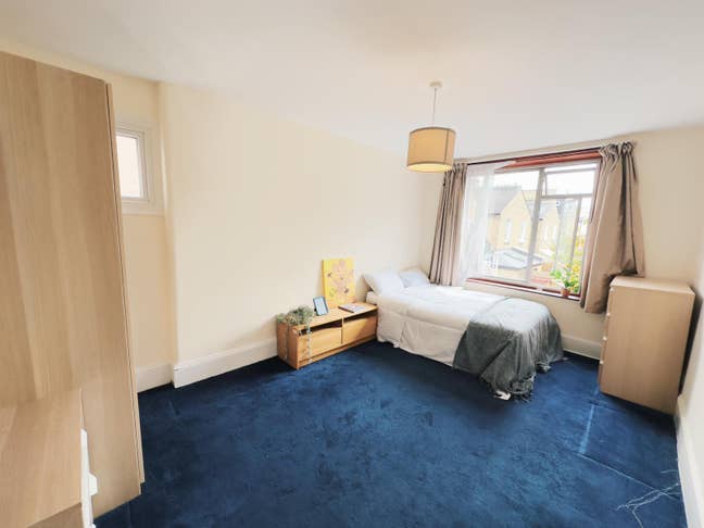 Home with master sized rooms in peaceful Balham!! Main Photo