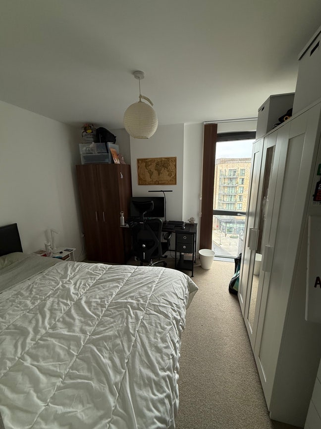 Double room with private bathroom in a 2-bed flat Main Photo