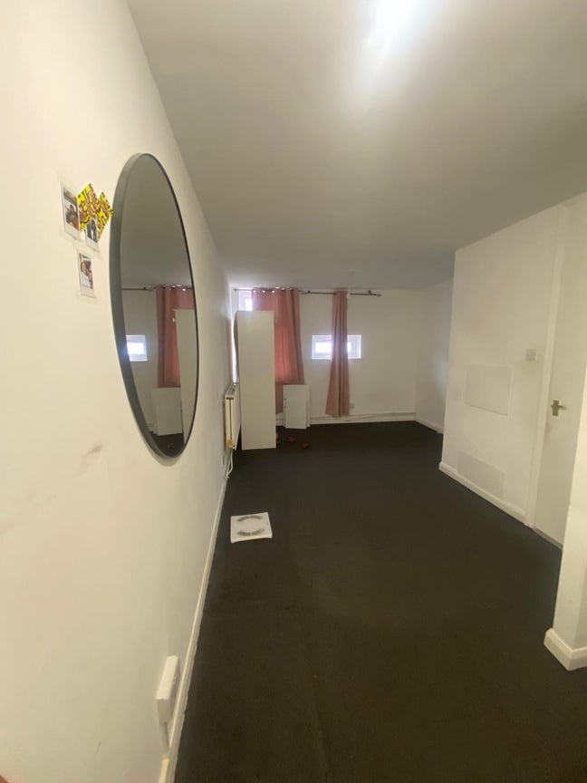 It is a studio flat  Main Photo