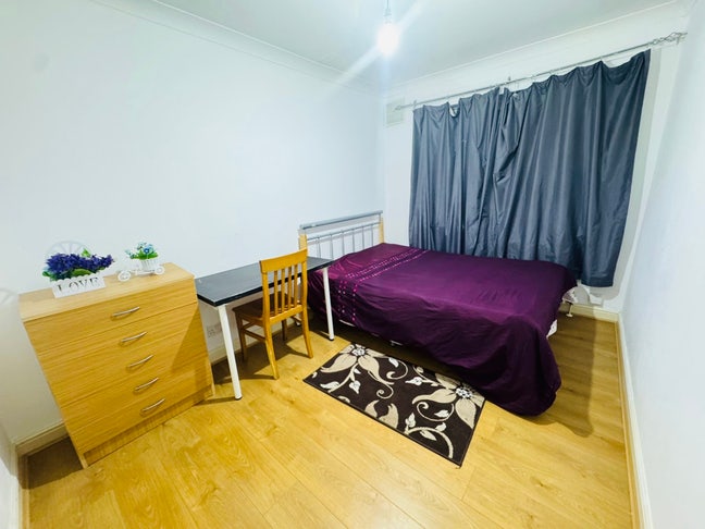 Large Double Bedroom available now Main Photo