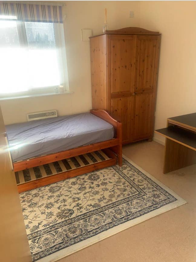 Medium room available to rent in an apartment Main Photo