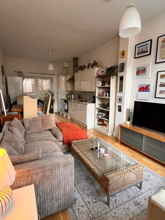 🚨 Sublet Steal in Dalston: 1-Bed Flat with Courty Main Photo