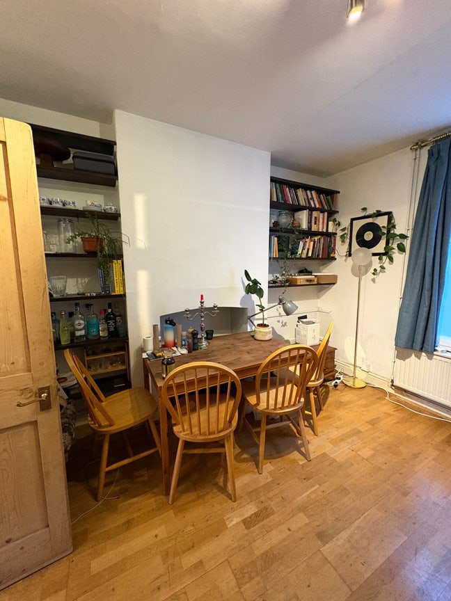 Small single room in central location Main Photo