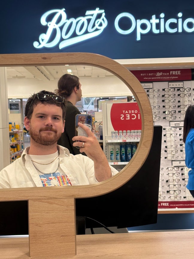 Hello!  Graphic Designer looking for a room. Main Photo