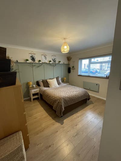 Large Double Room - Close to train station Main Photo