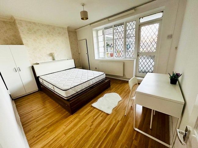 🌳 Beautiful Victoria Park ☀️  Main Photo