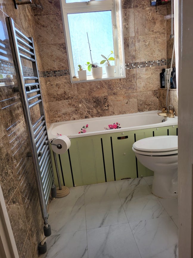 Single room in family house Main Photo