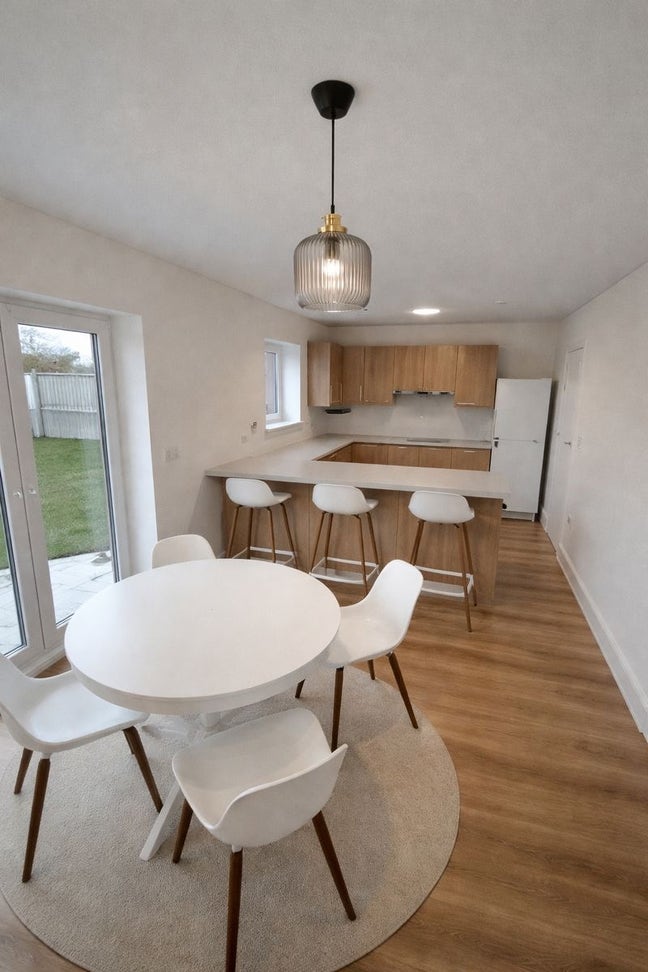 Modern 4 bed 4 en-suite house  Main Photo