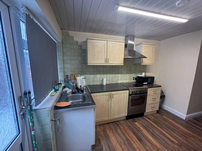 Shared Room Available In Excellent spot Main Photo