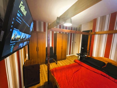 Popular single or double room with TV- No Bills.  Main Photo