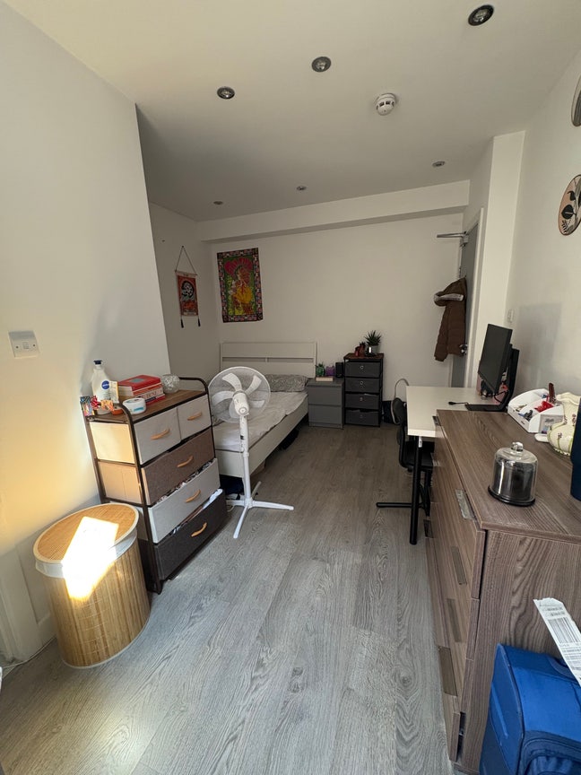 Spacious, en-suite room with private balcony Main Photo