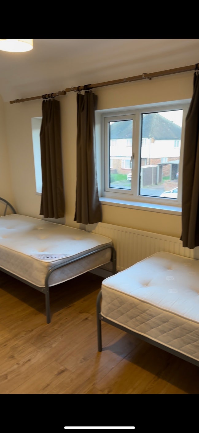 Double room available in Uxbrigde (UB8 3QE) Main Photo