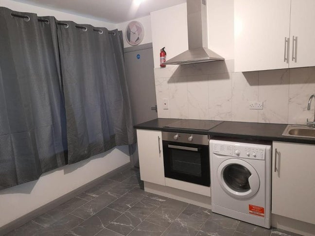 Ensuite Studio Rooms for Rent in Feltham TW13 Main Photo