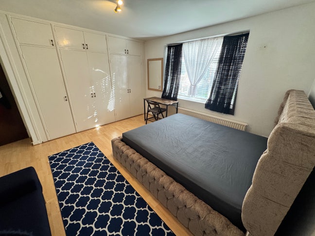 Double room to rent in large flat in Hendon Main Photo