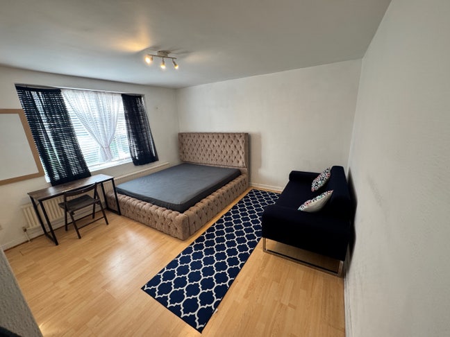 Double room to rent in large flat in Hendon Main Photo