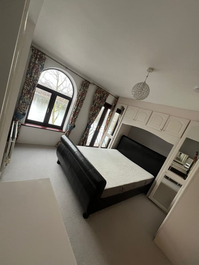  1 Spacious ENSUITE in Canada Water Now !!! Main Photo