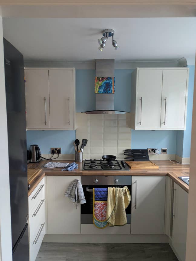 Partially furnished room for rent North Baddessly Main Photo