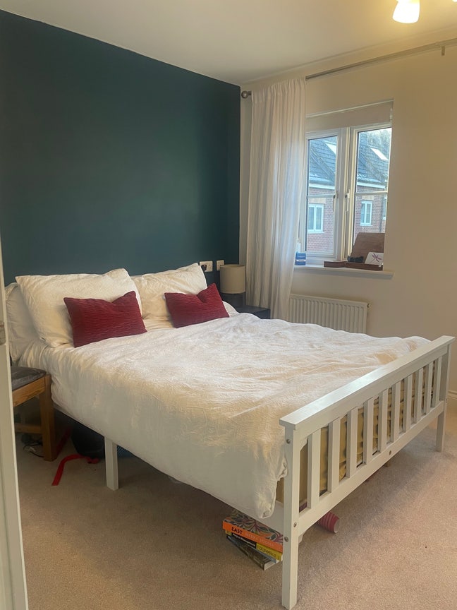 Female professional household - En-suite bedroom  Main Photo