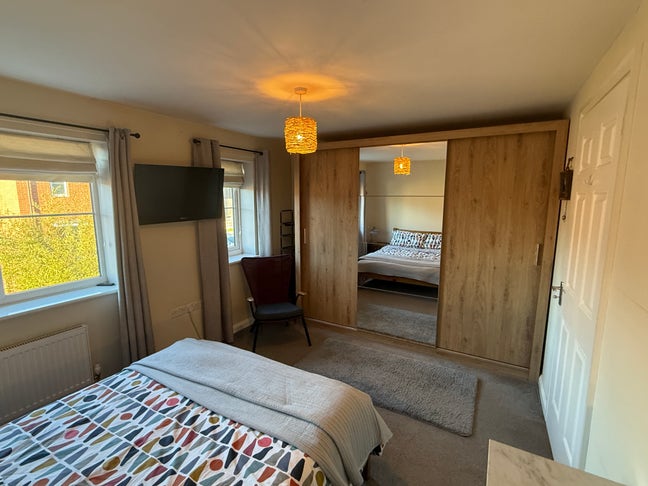 Large room with loads of storage overlooking garde Main Photo