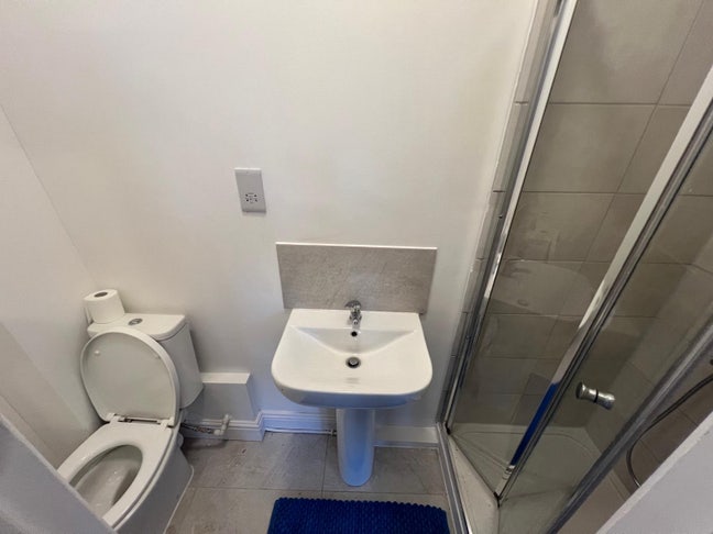 Double ensuit room available to rent  Main Photo