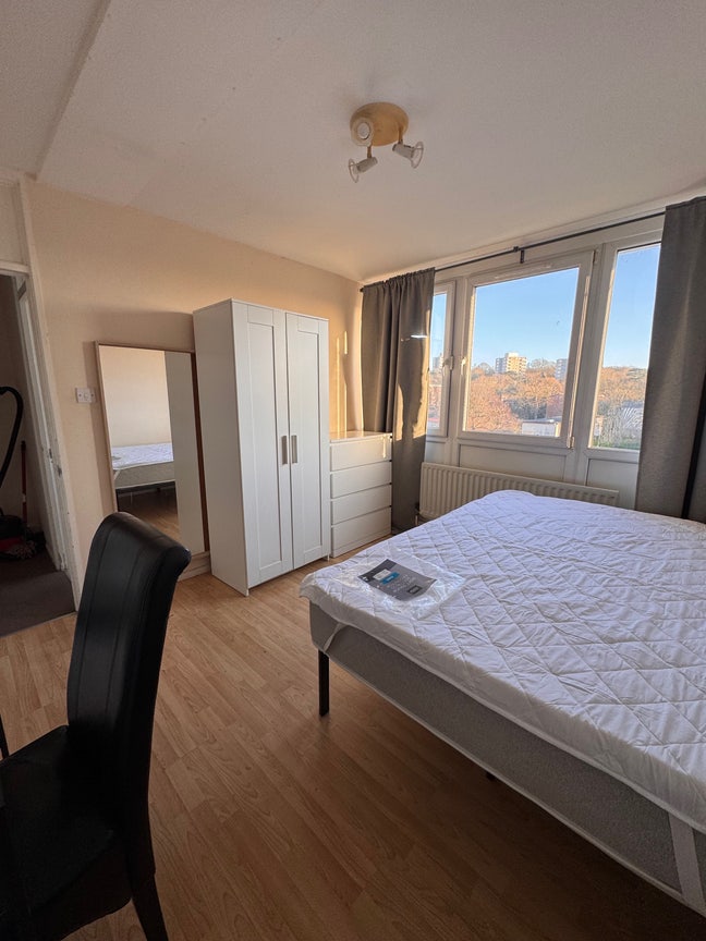 Good Size Double Room Available Now!!!  Main Photo
