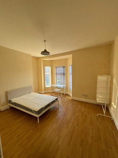 Low Deposit Option! - Huge Room in L13-Cpls Welcom Main Photo