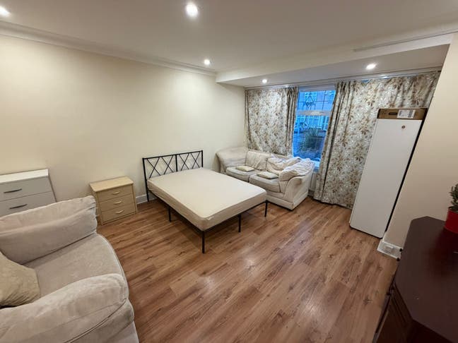 Ilford Double Rooms, Garden,Living Room, ½ Deposit Main Photo