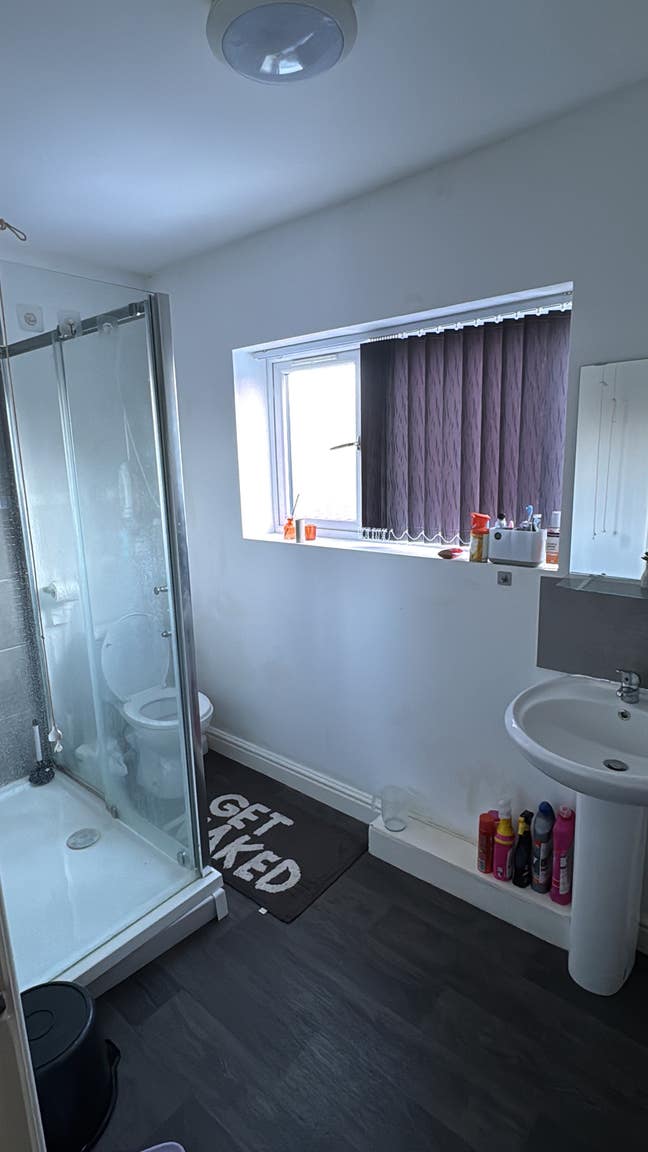 Fully furnished double room available at bilston  Main Photo