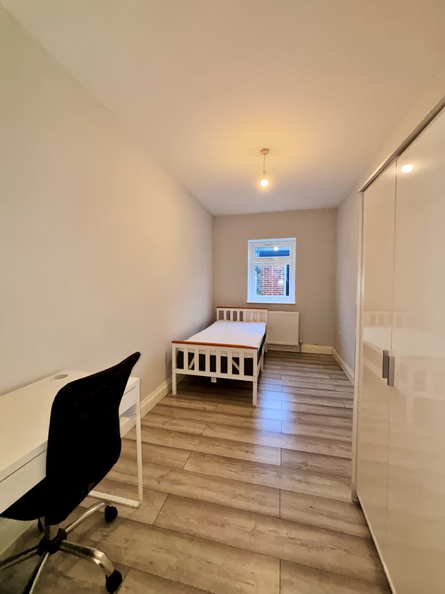 5 Single/Double Rooms in Park Royal  Main Photo