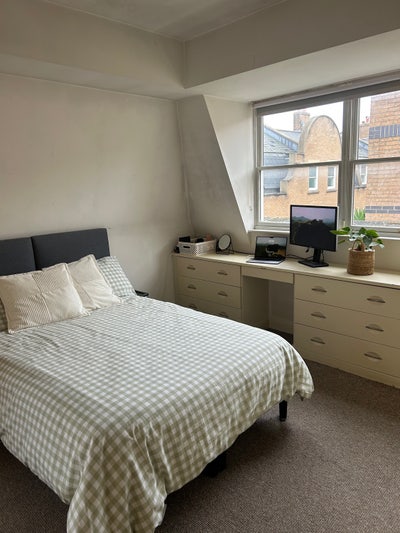 Bright Double Room with Ensuite Main Photo