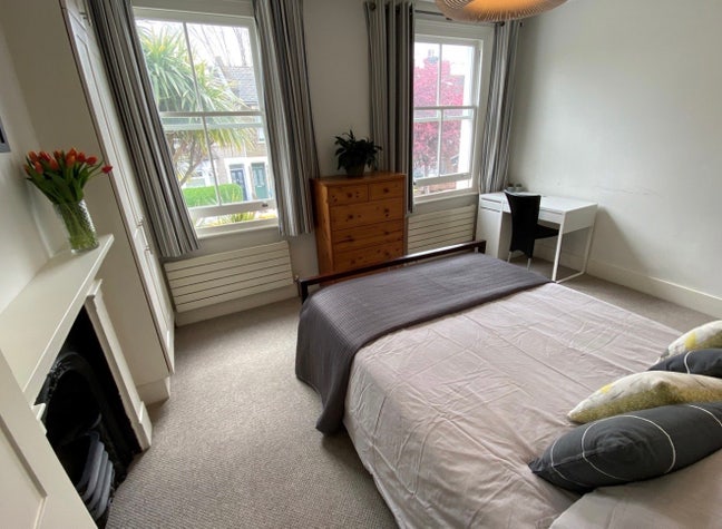 2-Bed House in SE10 - Looking for Female roomate  Main Photo