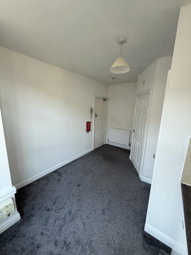 Single room with its on on suite bathroom Main Photo