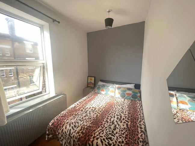 Bright Double Room in Bethnal Green Main Photo