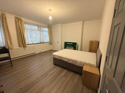 Shared House Spacious Double Room to Let N11      Main Photo