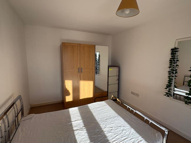 Large bedroom in Bow (Wick Lane) Main Photo