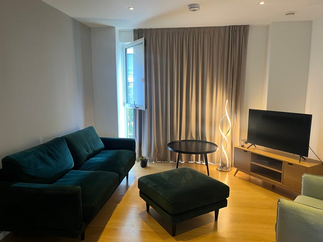 Stunning Double Bed in a 2 Bedrooms available! Main Photo