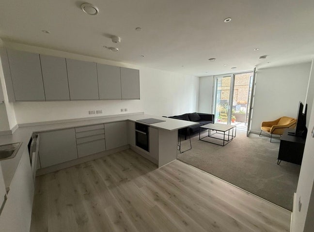 Modern Room Available at No.1 Old Trafford (M17)  Main Photo